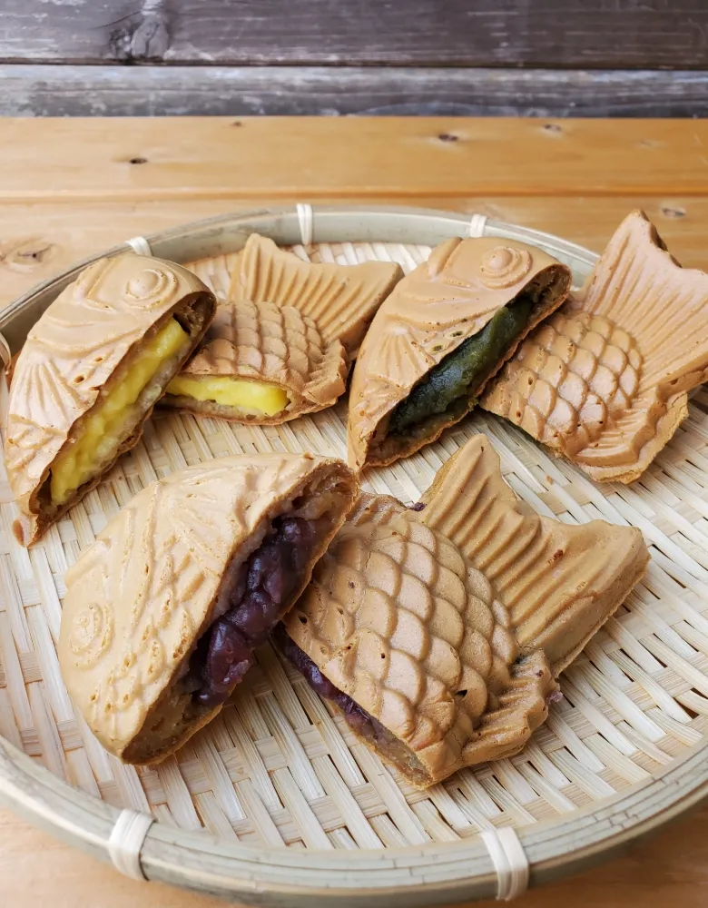 ざるに並んだ数種類のたい焼きの断面