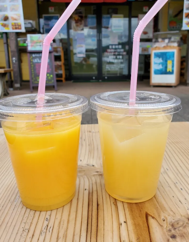 店先のテーブルに置かれた二つのドリンク