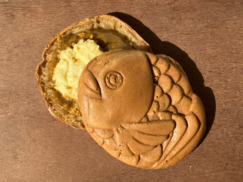 クリームと餡を挟んだたい焼きの断面