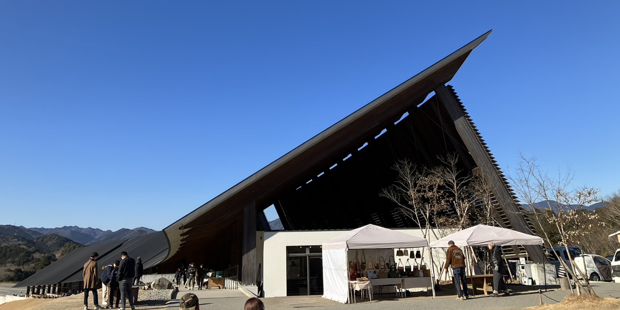 VISONの大屋根の建物と、その前に集まる人たち